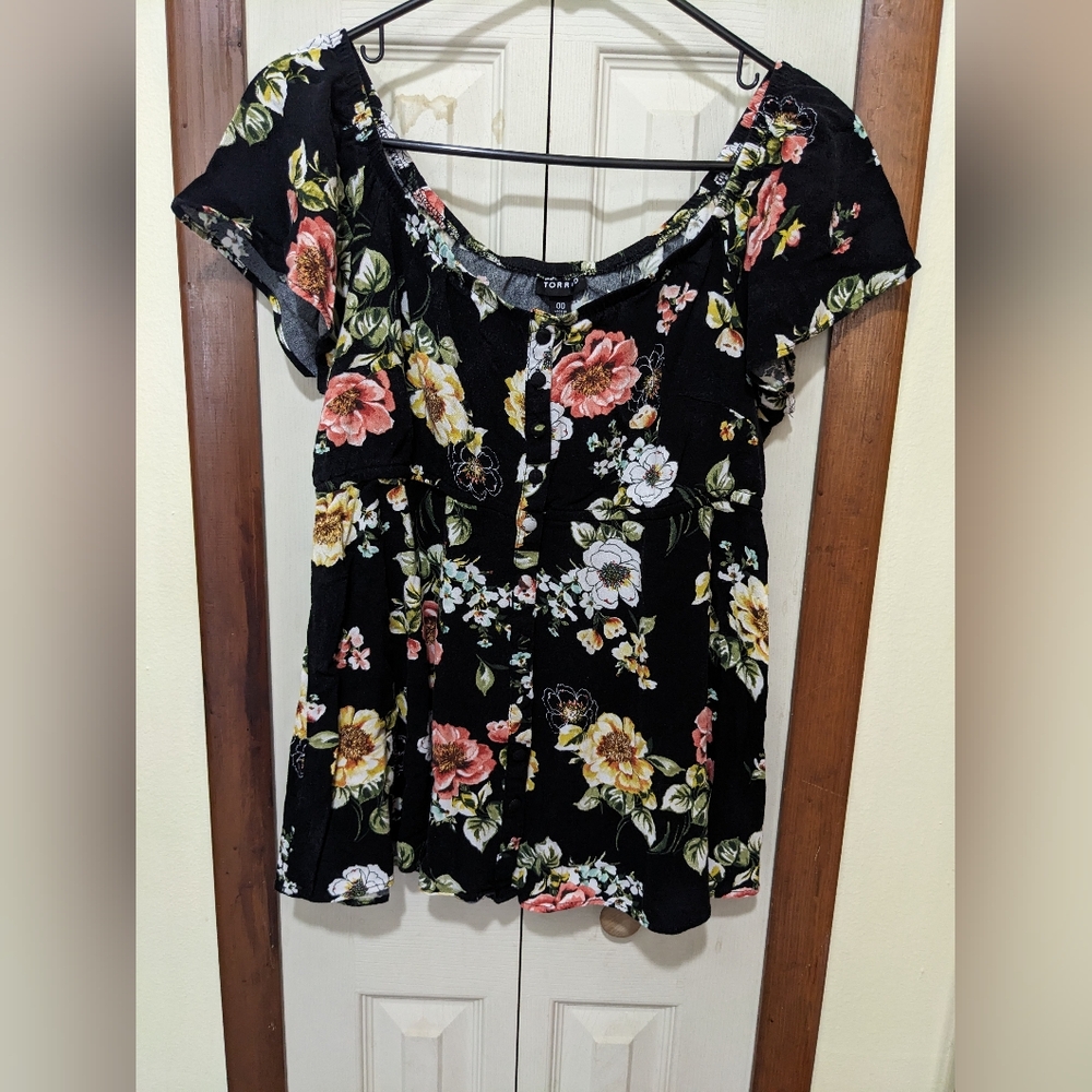 Torrid Dark Floral Short Butterfly Sleeve Scoop Neck Blouse Size 00 Whimsigoth